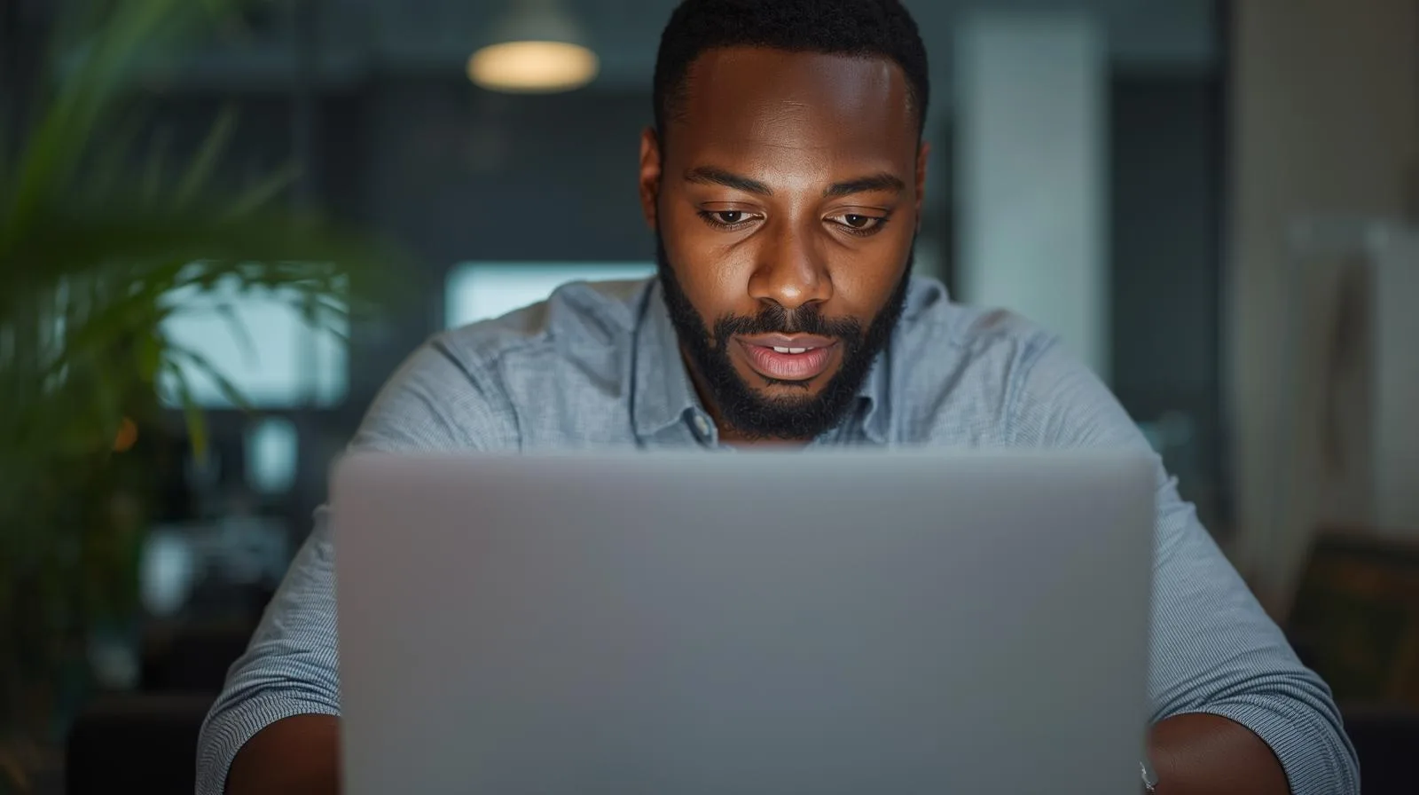 Homem durante seu expediente no Home Office.