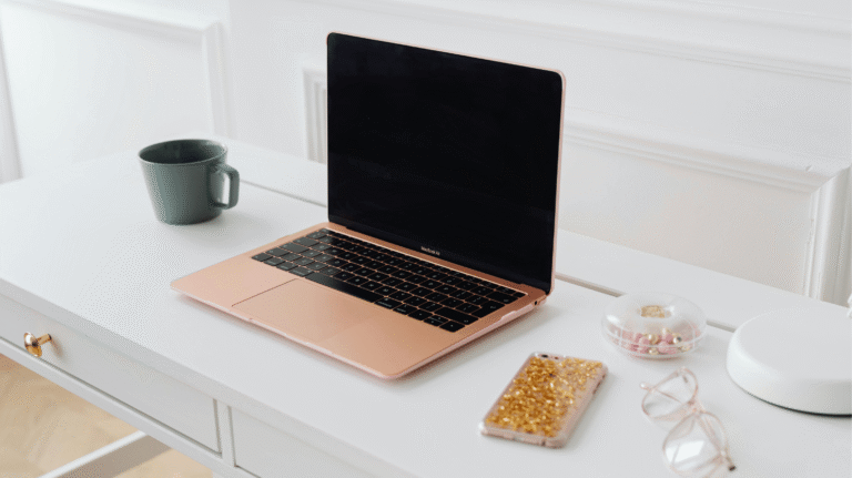 notebook sobre a mesa representando o trabalho home office