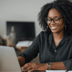 Mulher trabalhando em notebook