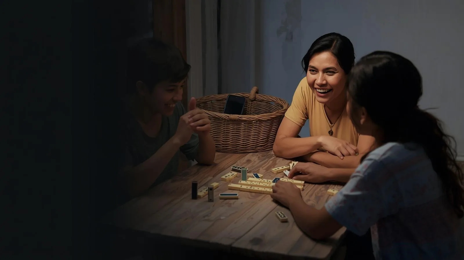 “Família brasileira jogando dominó em mesa de madeira, celular guardado ao fundo, luz do entardecer, imagem criada com apoio de IA.”