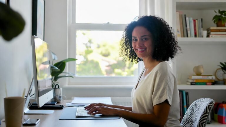 Mulher trabalhando em um computador.