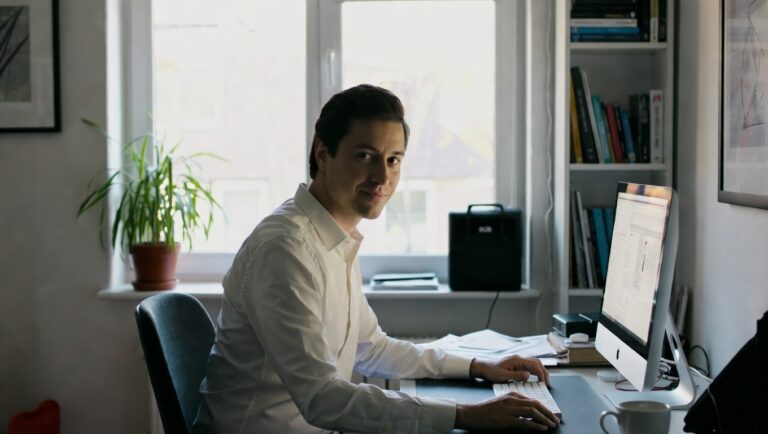 Homem trabalhando em home office