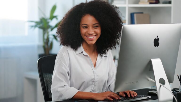 Vaga Home Office: Pessoa Analista Comercial Jr - Starian