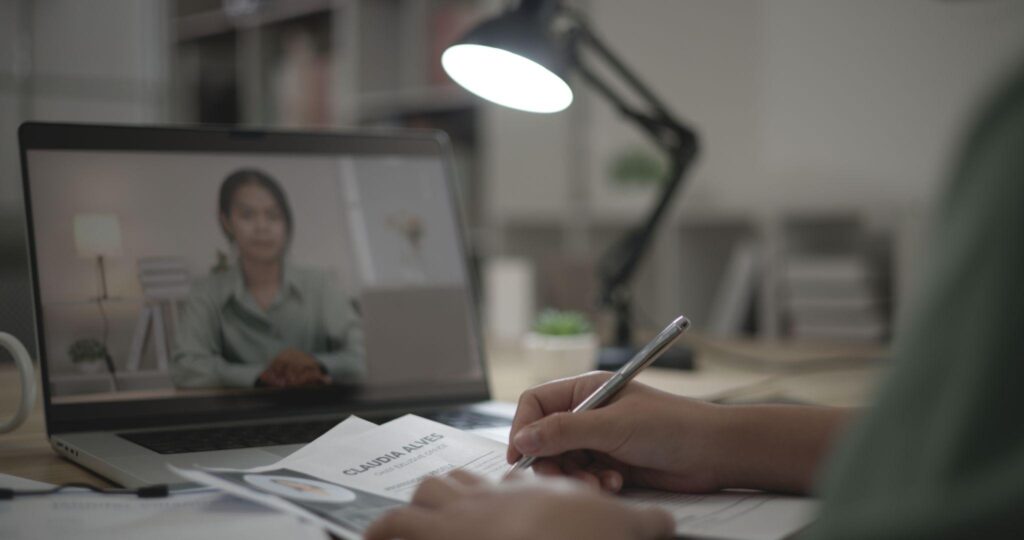 Pessoa estudando para vaga home office