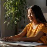 Pessoa feliz trabalhando em home office, brasileiro ou brasileira