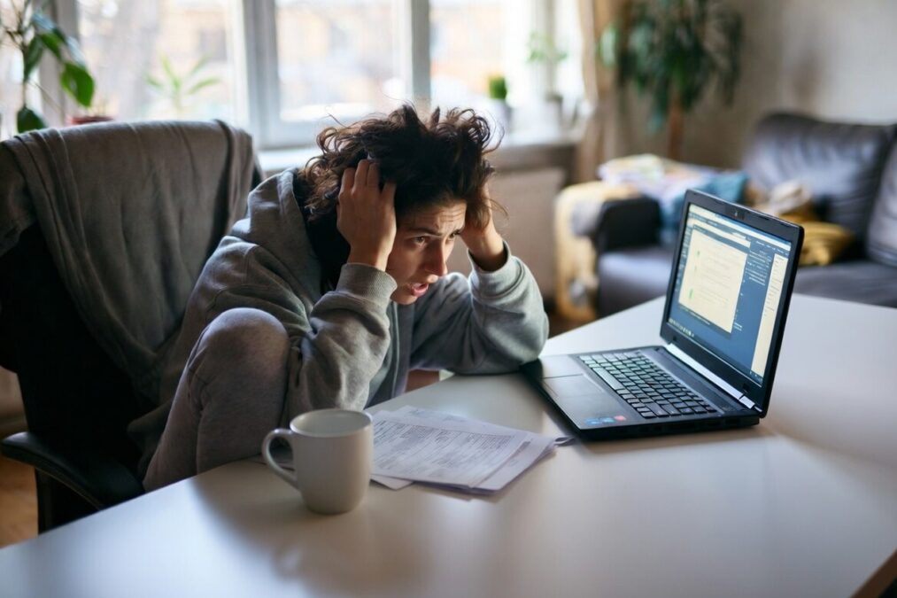 pessoa tensa em home office 