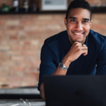 homem em home office (4)