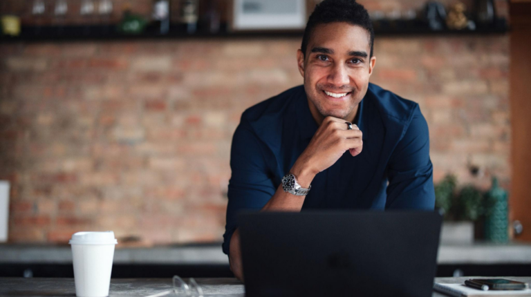 homem em home office (4)