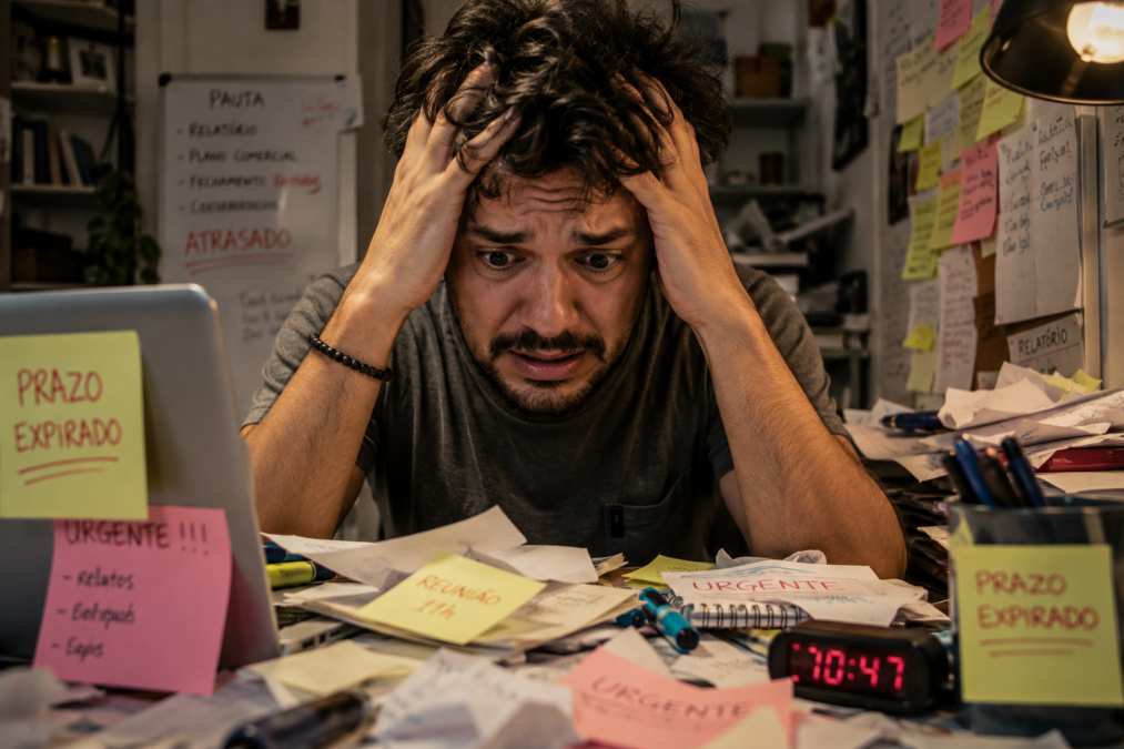 profissional desorientado trabalhando home office sem estrutura de rotina | Crédito: Portal Vou De Home 