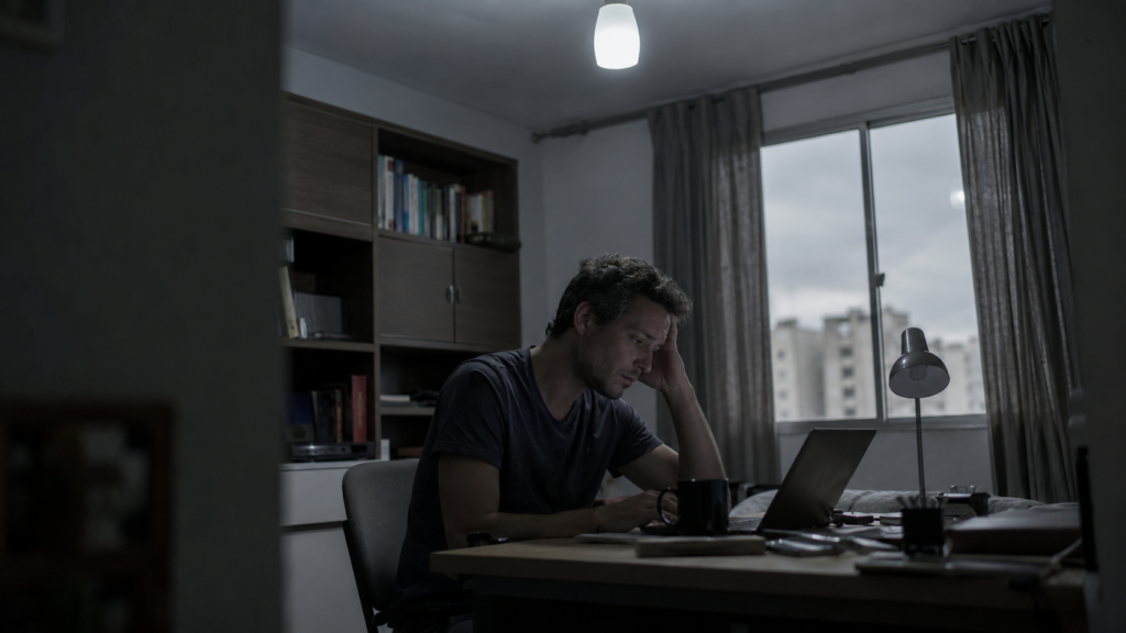 homem trabalhando com baixa iluminação