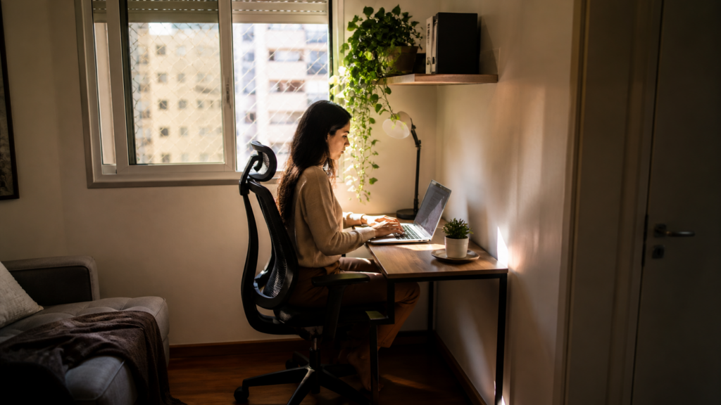 mulher trabalhando no home office